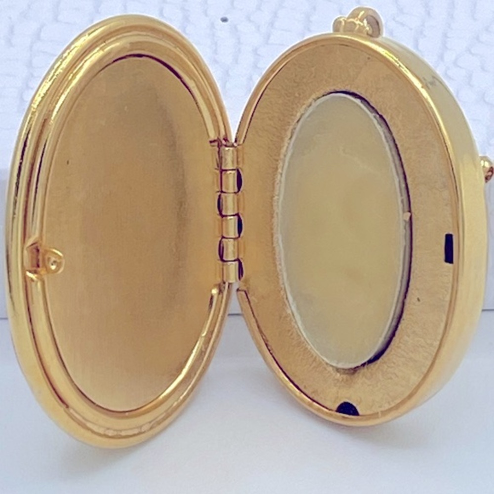 Vintage Gold Toned Carved Cameo Perfume Locket Brooch/Pendant Beautiful Elegant - Picture 3 of 7